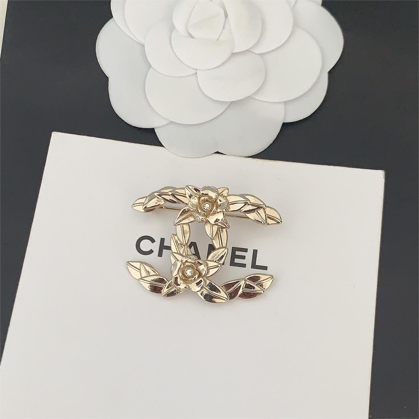 CHANEL APJ4002 BROOCH ARTIFICIAL DIAMOND AND BRASS MATERIAL