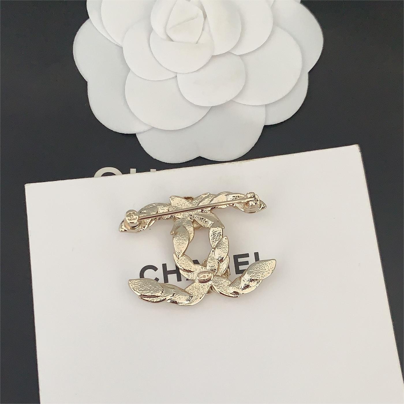 CHANEL APJ4002 BROOCH ARTIFICIAL DIAMOND AND BRASS MATERIAL